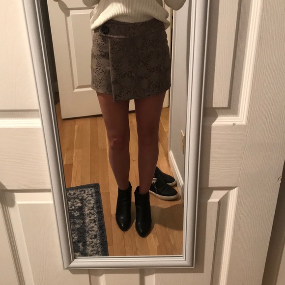 Snakeskin skort! - Picture 3 of 4